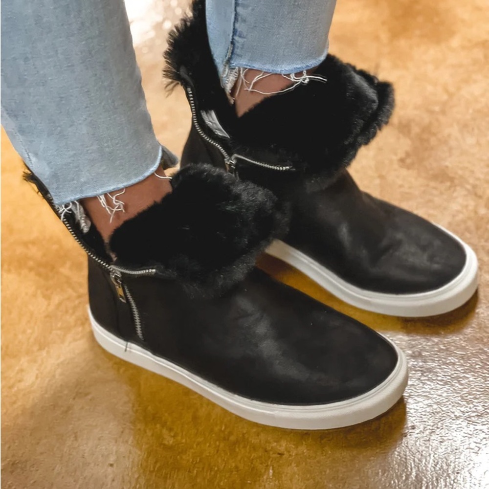 Very G Plusher Sneaker •Black•
